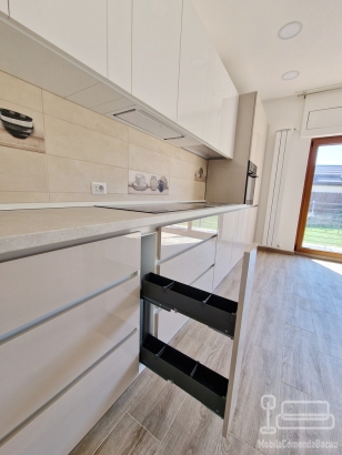 Bucătărie mdf perfect sense, 4650 mm – feronerie blum & masă extensibilă în sertar, adjud
