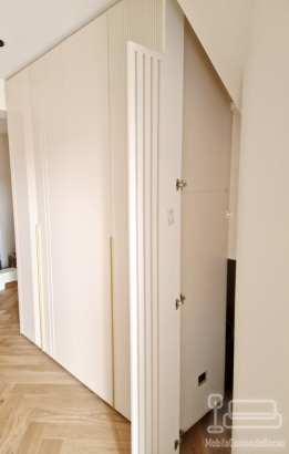 Mobilier hol din MDF vopsit, realizat pe comandă în județul Bacău