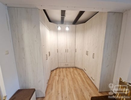 Mobilier pentru cameră dressing din pal melaminat – feronerie blum cu amortizare, Iași