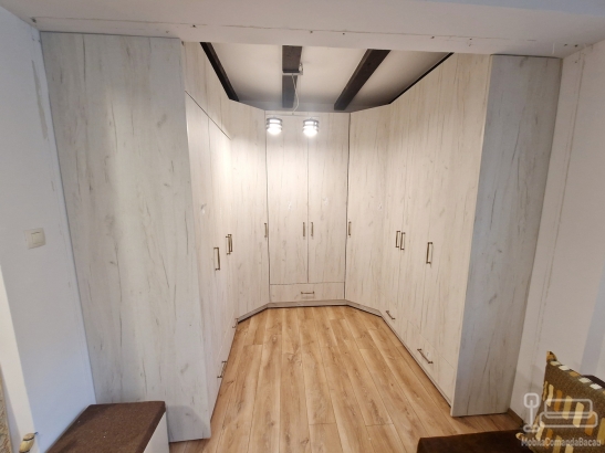 Mobilier pentru cameră dressing din pal melaminat – feronerie blum cu amortizare, Iași