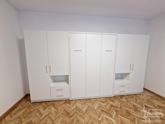 Mobilă cu pat rabatabil în Brașov, cu dulapuri laterale și depozitare integrată