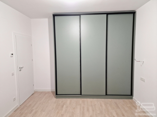 Dressing cu 3 uși glisante, realizat pe comandă în București