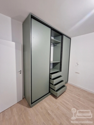 Dressing cu 3 uși glisante, realizat pe comandă în București