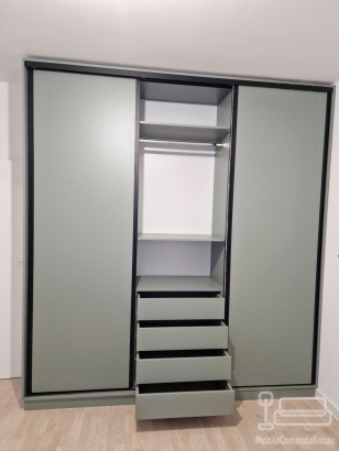 Dressing cu 3 uși glisante, realizat pe comandă în București