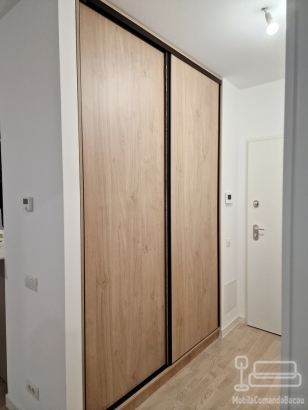 Dressing hol cu uși glisante, realizat pe comandă în București