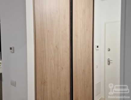 Dressing hol cu uși glisante, realizat pe comandă în București