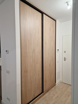 Dressing hol cu uși glisante, realizat pe comandă în București