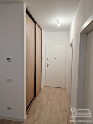 Dressing hol cu uși glisante, realizat pe comandă în București