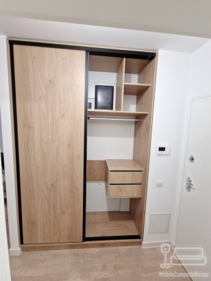 Dressing hol cu uși glisante, realizat pe comandă în București