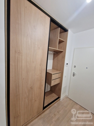 Dressing hol cu uși glisante, realizat pe comandă în București