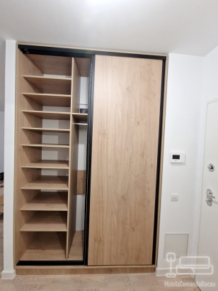 Dressing hol cu uși glisante, realizat pe comandă în București