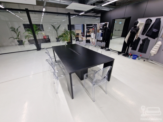 Mobilier cameră întâlniri – masă consiliu realizată pe comandă