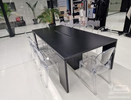Mobilier cameră întâlniri – masă consiliu realizată pe comandă