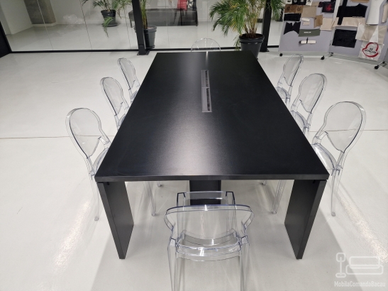 Mobilier cameră întâlniri – masă consiliu realizată pe comandă