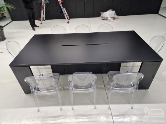 Mobilier cameră întâlniri – masă consiliu realizată pe comandă