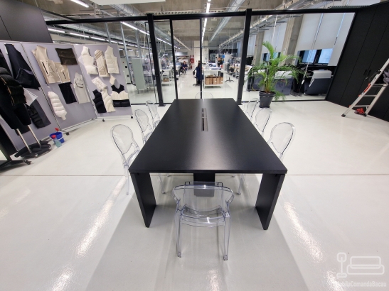 Mobilier cameră întâlniri – masă consiliu realizată pe comandă
