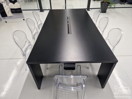 Mobilier cameră întâlniri – masă consiliu realizată pe comandă
