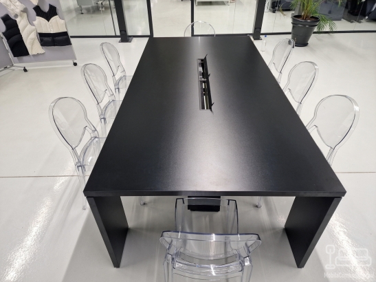 Mobilier cameră întâlniri – masă consiliu realizată pe comandă