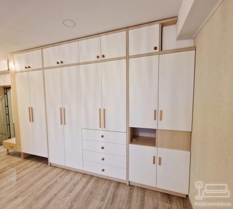Mobilier hol din PAL, realizat pe comandă în Bacău