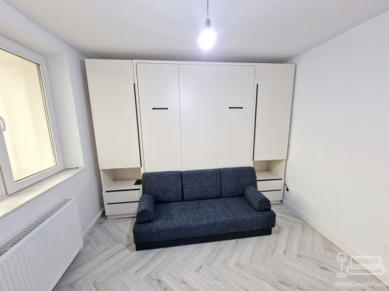 Ansamblu mobilier cu pat rabatabil și canapea, montat în Roman