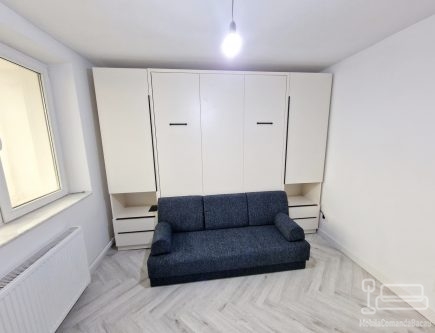 Ansamblu mobilier cu pat rabatabil și canapea, montat în Roman