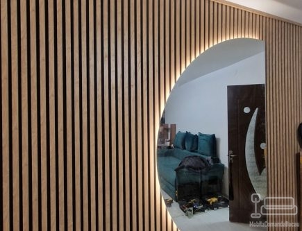 Mobilier hol cu riflaje, oglindă semicerc și bandă LED, montat în Bacău