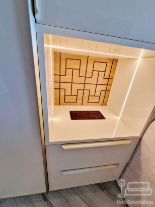 Pat rabatabil electric cu canapea într-un ansamblu de living la comandă, Roman (Neamț)