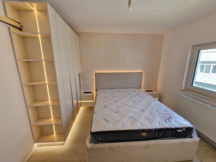 Mobilier dormitor matrimonial la comandă cu pat cu somieră rabatabilă, Bacău