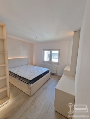 Mobilier dormitor matrimonial la comandă cu pat cu somieră rabatabilă, Bacău