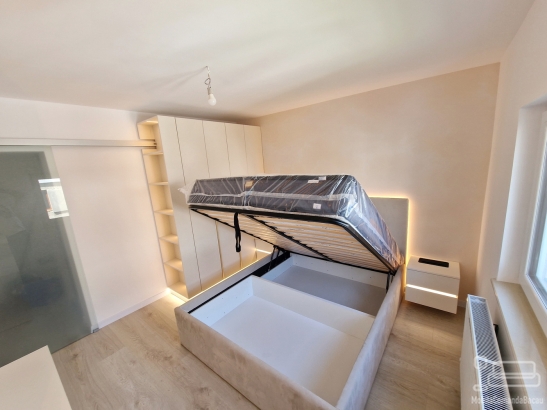 Mobilier dormitor matrimonial la comandă cu pat cu somieră rabatabilă, Bacău