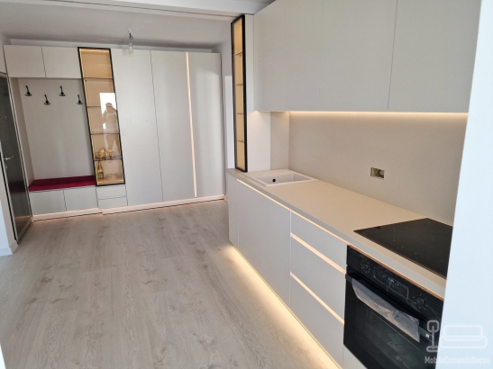 Mobilier hol la comandă cu vitrină, șezut tapițat și profile Gola cu LED, Bacău