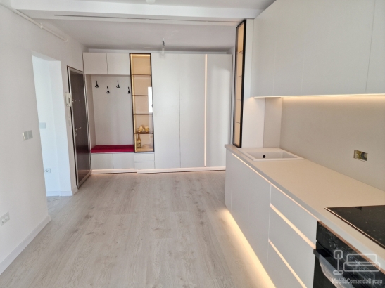 Mobilier hol la comandă cu vitrină, șezut tapițat și profile Gola cu LED, Bacău