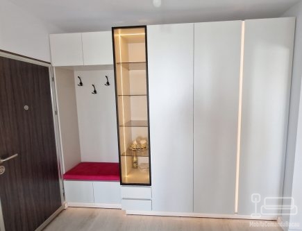 Mobilier hol la comandă cu vitrină, șezut tapițat și profile Gola cu LED, Bacău