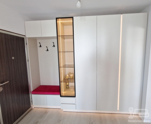 Mobilier hol la comandă cu vitrină, șezut tapițat și profile Gola cu LED, Bacău