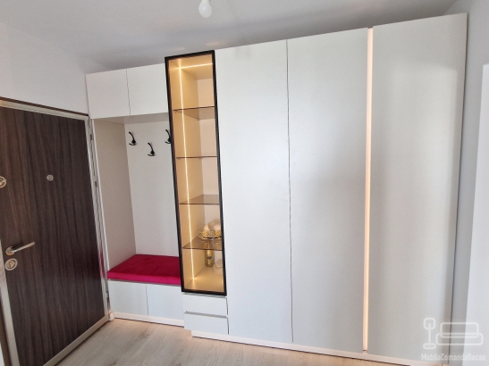 Mobilier hol la comandă cu vitrină, șezut tapițat și profile Gola cu LED, Bacău