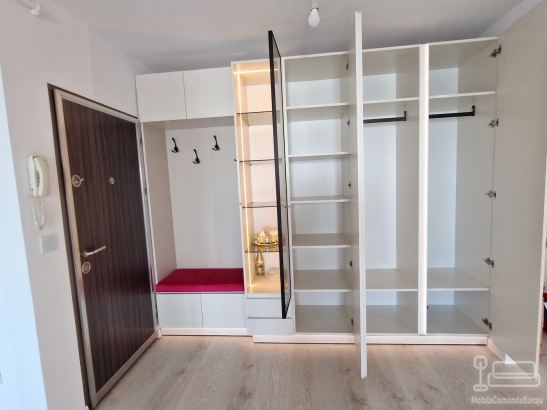 Mobilier hol la comandă cu vitrină, șezut tapițat și profile Gola cu LED, Bacău