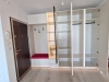 Mobilier hol la comandă cu vitrină, șezut tapițat și profile Gola cu LED, Bacău