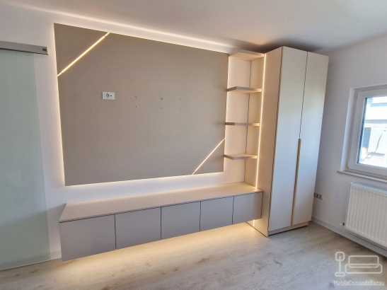 Mobilier living la comandă cu perete despărțitor și birou, Bacău