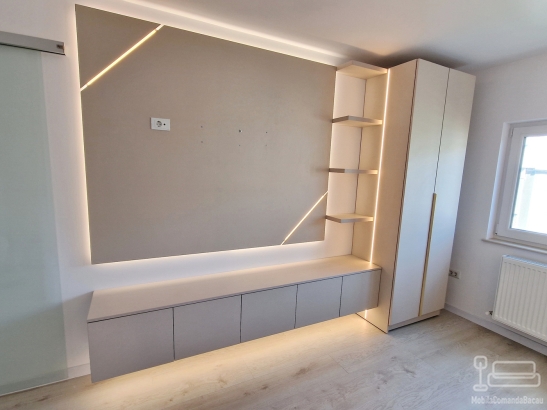 Mobilier living la comandă cu perete despărțitor și birou, Bacău