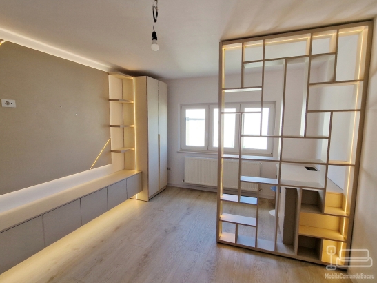 Mobilier living la comandă cu perete despărțitor și birou, Bacău