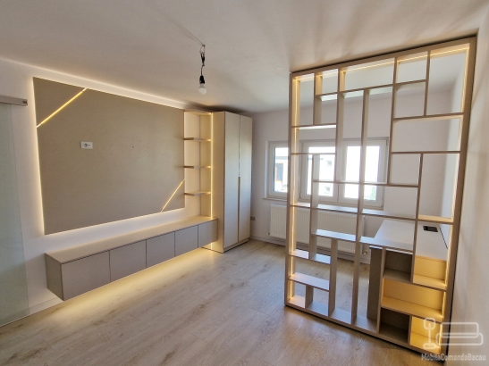 Mobilier living la comandă cu perete despărțitor și birou, Bacău