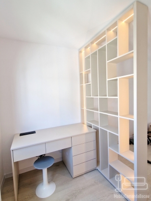 Mobilier living la comandă cu perete despărțitor și birou, Bacău