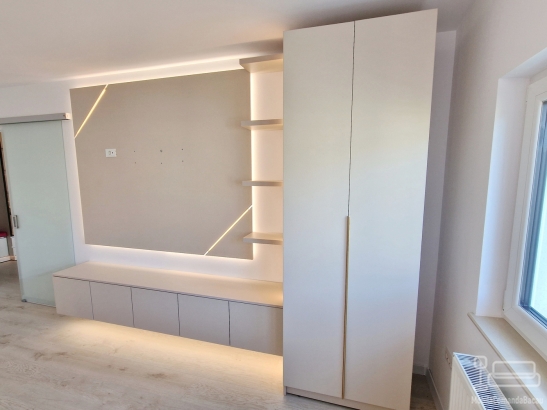 Mobilier living la comandă cu perete despărțitor și birou, Bacău