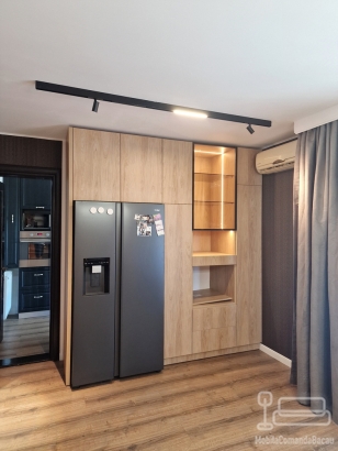 Minibucătărie la comandă cu vitrină din aluminiu și sticlă fumurie, Bacău
