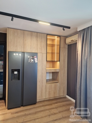 Minibucătărie la comandă cu vitrină din aluminiu și sticlă fumurie, Bacău