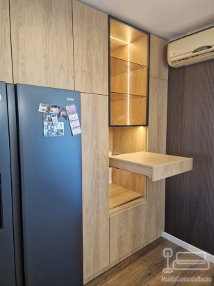 Minibucătărie la comandă cu vitrină din aluminiu și sticlă fumurie, Bacău