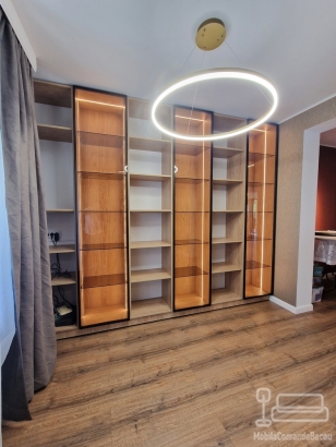 Vitrine living la comandă din MDF riflat furniruit cu miez negru, Bacău