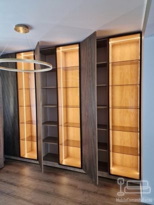 Vitrine living la comandă din MDF riflat furniruit cu miez negru, Bacău