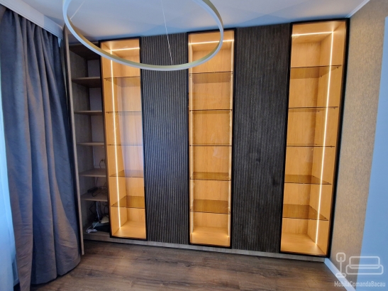 Vitrine living la comandă din MDF riflat furniruit cu miez negru, Bacău