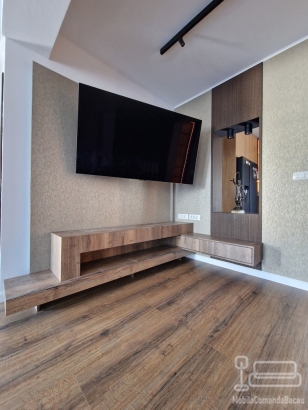 Mobilier living la comandă – comodă TV suspendată cu corpuri îmbinate la 45°, Bacău